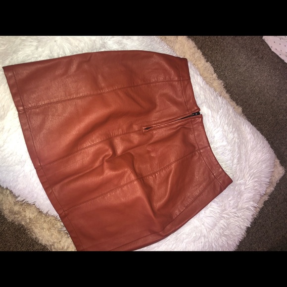 Mini fitted skirts - Picture 3 of 4